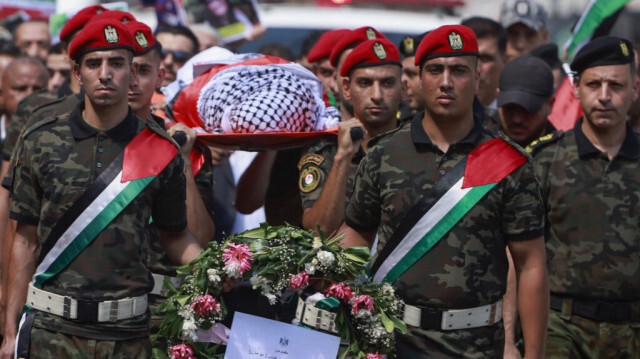 Les forces de sécurité palestiniennes transportent le corps d'Aysenur Ezgi Eygi, militante turco-américaine du Mouvement de solidarité internationale, lors de sa procession funéraire à Naplouse, en Palestine occupée, le 9 septembre 2024.