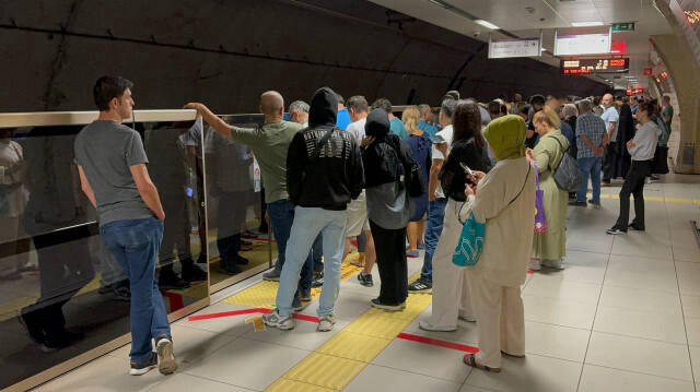 Yaşanan arıza nedeniyle Ihlamurkuyu, Altınşehir ve İmam Hatip Lisesi metro duraklarında yoğunluk yaşandı. 