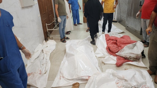 Les corps de Palestiniens, dont des enfants, sont amenés à la morgue de l'hôpital Nasser suite à l'attaque de l'armée israélienne à Khan Younès dans la Bande de Gaza, le 10 septembre 2024.