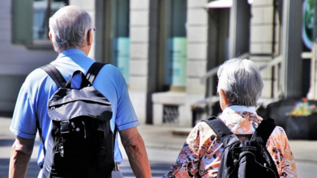 Une fois la réforme votée, seuls les retraités les plus modestes percevront cette aide, d'un montant pouvant aller jusqu'à 300 livres (environ 355 euros).