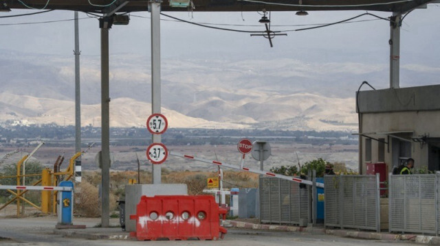 Le point de passage du pont Allenby (Roi Hussein) vers la Jordanie (à l'arrière-plan), dans la ville de Jéricho en Palestine occupée.