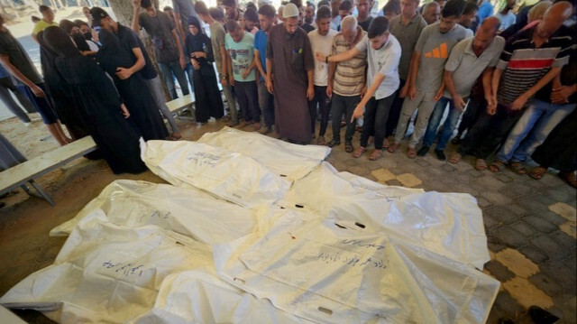 Les corps des Palestiniens qui ont perdu la vie lors des attaques israéliennes sont emmenés par leurs proches de la morgue de l'hôpital européen de Gaza pour être enterrés, à Khan Younès dans la Bande de Gaza, le 11 septembre 2024.