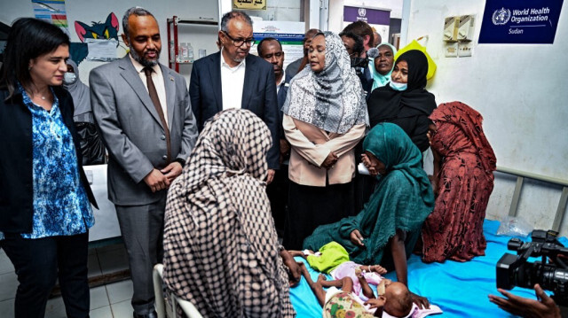 Le directeur général de l'Organisation mondiale de la santé (OMS), Tedros Adhanom Ghebreyesus (C), accompagné de la responsable de l'organisation pour le Moyen-Orient, Hanan Balkhy (G), visite un hôpital pour enfants à Port-Soudan, le 7 septembre 2024.