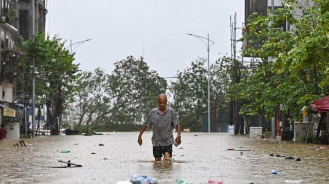 Un homme marche dans les eaux de crue à Hanoï le 11 septembre 2024, à la suite du typhon Yagi qui a frappé le nord du Viêt Nam. Selon les médias d'État, Hanoi, la capitale vietnamienne, a connu ses pires inondations depuis 2008.