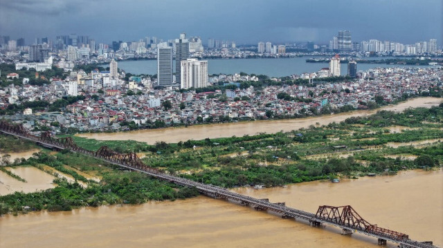 Le fleuve Rouge en crue à Hanoï le 10 septembre 2024, après le passage du typhon Yagi dans le nord du Viêt Nam.