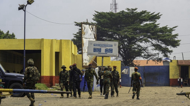 Des renforts militaires marchent à l'entrée de la prison de Makala à Kinshasa le 3 septembre 2024. 