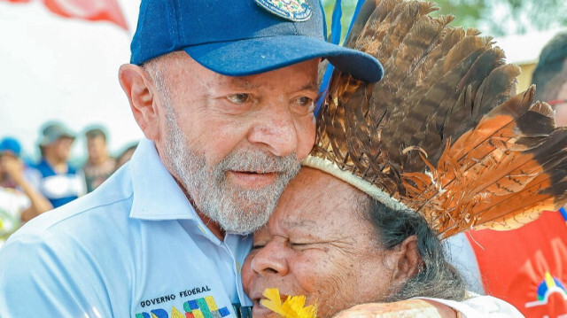 Le président brésilien Luiz Inácio Lula da Silva (à gauche) étreignant un membre d'une communauté indigène au bord du fleuve Jaquiri lors d'une visite à Manaquiri, dans l'État d'Amazonas, au nord du Brésil, le 10 septembre 2024. 