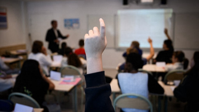 En France, un élève provenant d'un milieu défavorisé a significativement moins de chances de réussir ses études qu'un élève issu d'un milieu aisé.