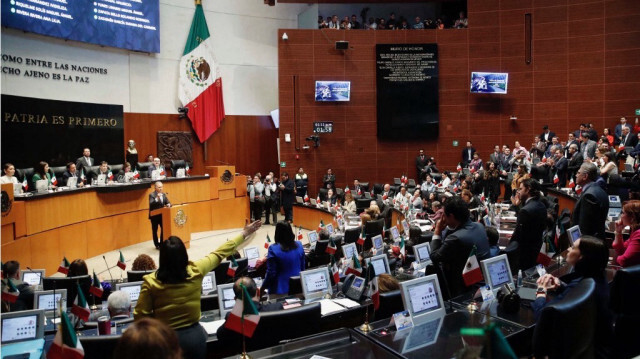 Le sénateur du Parti d'action nationale, Miguel Angel Yunes, s'adresse aux législateurs de la chambre haute de l'Assemblée législative lors de l'examen de la réforme judiciaire proposée par le gouvernement, au Congrès national à Mexico, le 10 septembre 2024. 