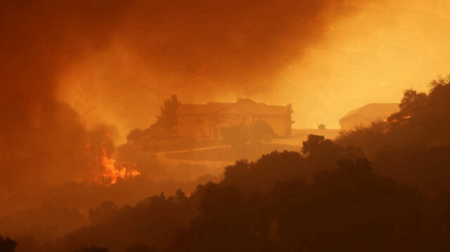 Un incendie s'est déclenché suite à un feu de forêt incontrôlable près de Lake Elsinore, en Californie, le 10 septembre 2024.