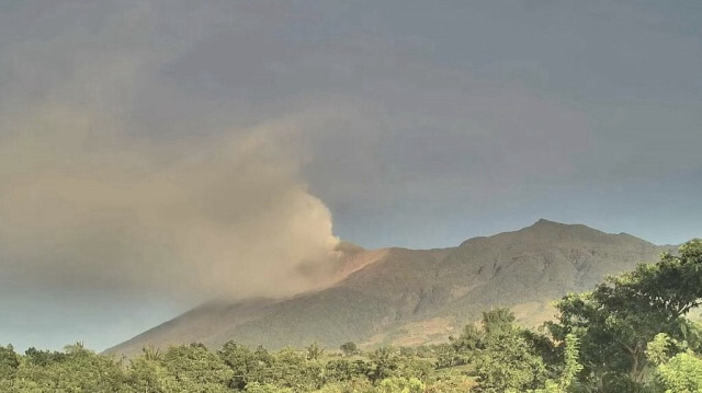 Le volcan Kanlaon crachant des gaz dans l'air, vu depuis le poste d'observation de Canlaon City, dans la province de Negros Oriental, au centre des Philippines, le 11 septembre 2024.