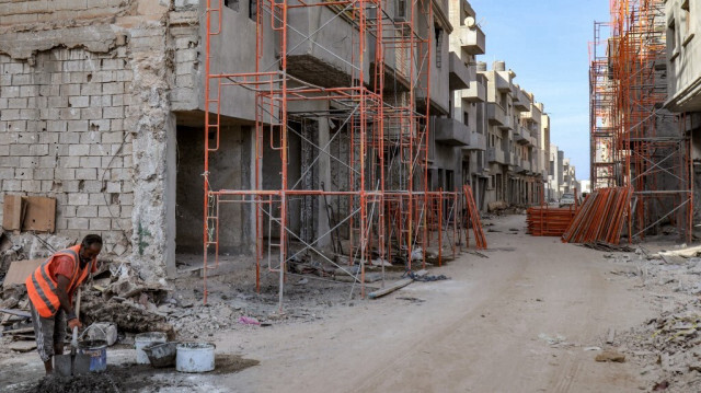 Cette vue d'ensemble montre les travaux de construction en cours dans une zone reconstruite de la ville côtière orientale de Derna, en Libye, le 9 septembre 2024, un an après que des précipitations extrêmes dues à la tempête Daniel, de la force d'un ouragan, ont provoqué la rupture de deux barrages et des inondations qui ont tué des milliers de personnes et rasé des quartiers entiers. 