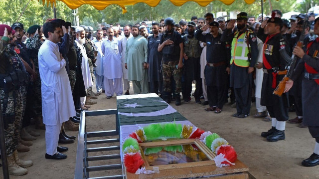 Des responsables de la sécurité assistent aux prières funéraires d'un policier qui a été tué avec un travailleur de la polio lors d'une attaque par des hommes armés dans le district de Bajaur, dans la province de Khyber Pakhtunkhwa, le 11 septembre 2024.