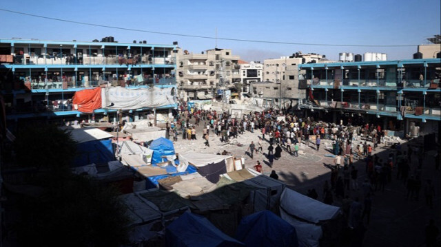 Des Palestiniens se tiennent dans la cour d'une école de l'UNRWA après qu'une frappe aérienne israélienne a touché le site, à Nuseirat dans la Bande de Gaza, le 11 septembre 2024.