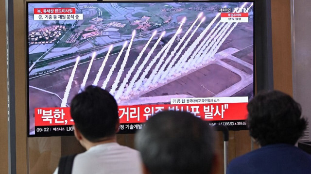 Des personnes regardent un écran de télévision diffusant un bulletin d'information avec des images d'un essai de missile nord-coréen, dans une gare de Séoul, le 12 septembre 2024.