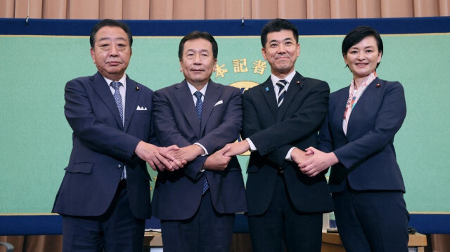 Quatre candidats à l'élection à la direction du Parti constitutionnel démocratique du Japon (CDP), principal parti d'opposition, (de gauche à droite) l'ancien premier ministre Yoshihiko Noda, l'ancien dirigeant du CDP Yukio Edano, l'actuel dirigeant du parti Kenta Izumi, et le membre de la Chambre basse Harumi Yoshida, posant pour une photo avant un débat au Club national de la presse du Japon, à Tokyo, le 7 septembre 2024.