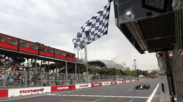 Le pilote mexicain de Red Bull Racing, Sergio Perez, remporte le Grand Prix de Formule 1 d'Azerbaïdjan sur le circuit urbain de Bakou, à Bakou, le 30 avril 2023.  