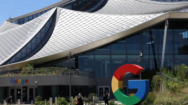 Le logo de Google est affiché devant le siège de l'entreprise lors de l'événement Made By Google, à Mountain View, en Californie. 