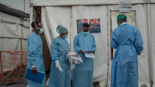 Des agents de santé se déplacent entre les salles du centre de traitement de la variole à l'hôpital général de référence de Nyiragongo, au nord de Goma, le 17 août 2024.