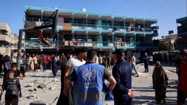 Un membre de l'Office de secours et de travaux des Nations Unies pour les réfugiés de Palestine (UNRWA) vérifie la cour de l'école Al-Jawni, après une frappe aérienne israélienne sur le site, à Nuseirat dans la bande de Gaza, le 11 septembre 2024.