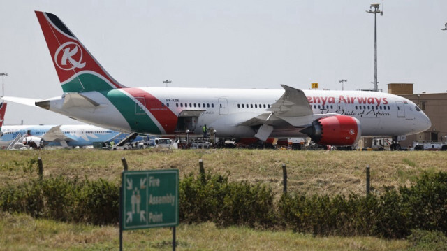 Vue générale des avions de Kenya Airways stationnés à l'aéroport international Jommo Kenyatta (JKIA) de Nairobi, le 11 septembre 2024. 