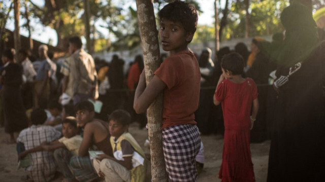 Des Rohingyas font la queue pour obtenir des fournitures de secours dans le camp de réfugiés de Naybara à Cox's Bazar.