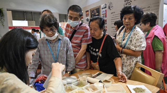 Des personnes visitent l'exposition internationale sur les soins aux personnes âgées, la médecine de réadaptation et les soins de santé (CHINA AID 2024) au Shanghai New International Expo Centre (SNIEC) dans le district de Pudong à Shanghai, le 13 juin 2024.