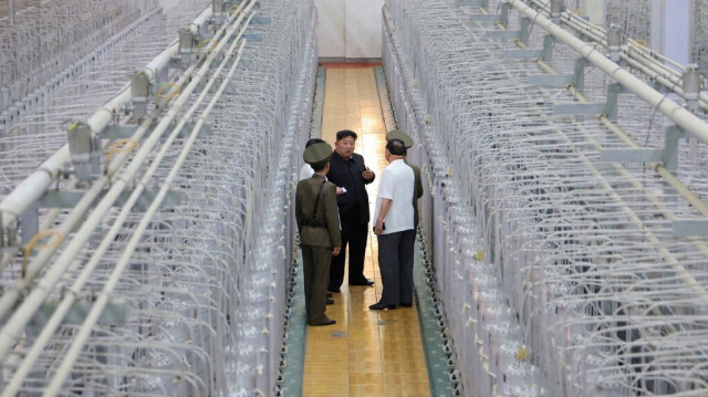 Le dirigeant nord-coréen Kim Jong Un (C) inspectant l'Institut d'armement nucléaire et la base de production de matériaux nucléaires de qualité militaire, dans un lieu non divulgué en Corée du Nord, le 13 septembre 2024.