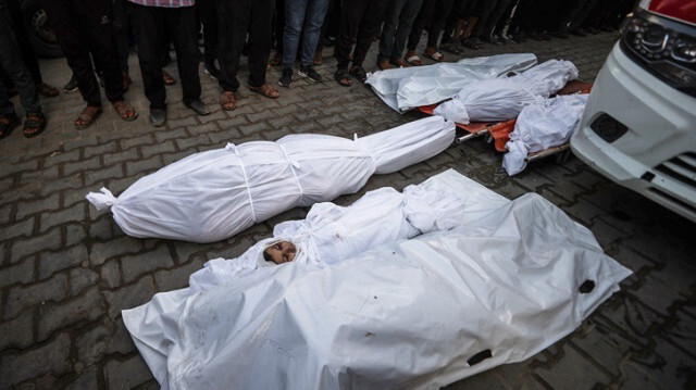 Les corps de Palestiniens, dont des enfants, sont amenés à l'hôpital Al-Awda après l'attaque israélienne sur le camp de réfugiés de Nuseirat dans la ville de Gaza, le 13 septembre 2024.