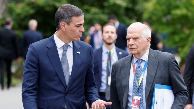 Le Premier ministre espagnol, Pedro Sánchez et le haut représentant de l'Union européenne pour les Affaires étrangères et la politique de sécurité, Josep Borrell lors du sommet sur la paix en Ukraine dans la station balnéaire de Burgenstock, près de Lucerne, en Suisse, le 15 juin 2024. 