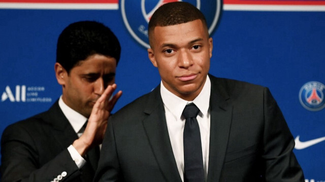 Le PDG du Paris Saint-Germain, Nasser Al-Khelaifi (à gauche), et l'attaquant français Kylian Mbappé (à droite) au Parc des Princes à Paris, le 23 mai 2022.