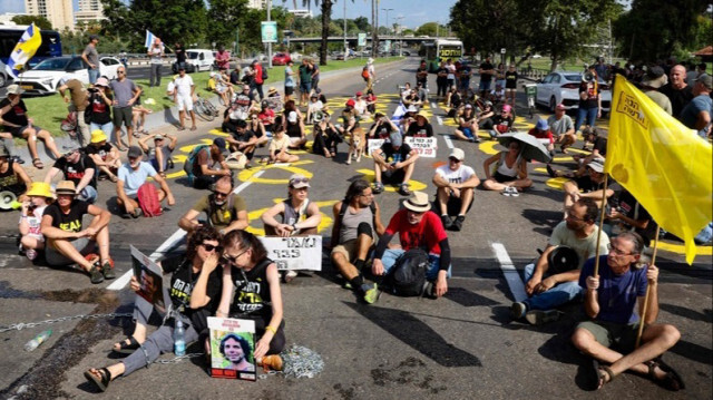 Des manifestants bloquent la circulation sur une route principale lors d'une manifestation anti-gouvernementale devant le ministère israélien de la Défense à Tel Aviv, le 13 septembre 2024.