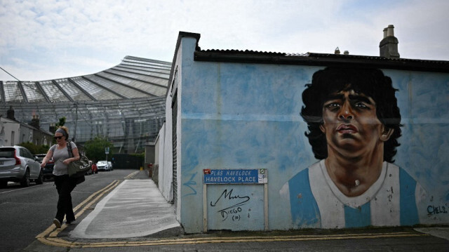 Street art représentant l'ancien footballeur argentin Diego Maradona, près du Stade Aviva de Dubin, en Irlande, le 22 mai 2024.