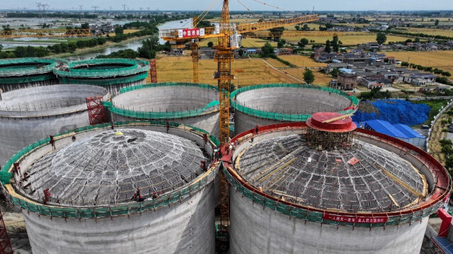 Les tours de stockage de céréales en construction à Yancheng, dans la province de Jiangsu, dans l'est de la Chine.