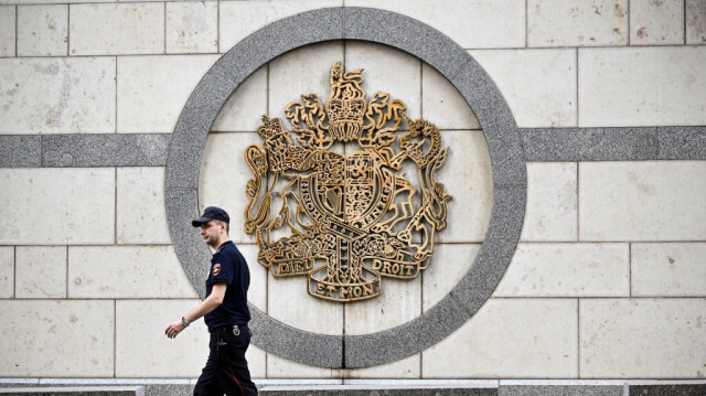 Un policier russe patrouille devant le bâtiment de l'ambassade britannique à Moscou, le 13 septembre 2024.