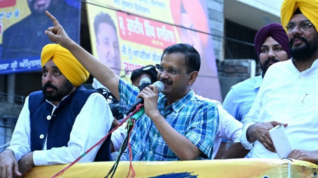 Le ministre en chef de la capitale Delhi et leader du parti Aam Aadmi (AAP), Arvind Kejriwal (C), et le ministre en chef du Pendjab, Bhagwant Mann (L), s'adressent à leurs partisans lors d'une tournée de présentation à Amritsar, le 16 mai 2024, avant la cinquième phase du scrutin des élections générales en Inde.