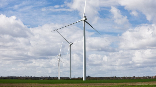 Eoliennes dans un champ près de Sauze-Vaussais, dans l'ouest de la France, le 23 mars 2024.