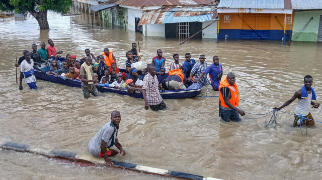 Des personnes touchées par les inondations sont escortées à travers les eaux de crue sur un bateau militaire à Maiduguri le 12 septembre 2024. De graves inondations dans la ville de Maiduguri, au nord-est du Nigéria, ont fait au moins 30 morts et forcé 400 000 personnes à quitter leur domicile, ont indiqué des responsables le 11 septembre 2024.