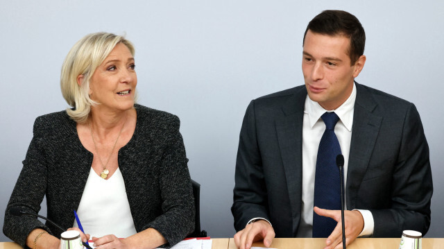 La présidente du groupe parlementaire du Rassemblement national, Marine Le Pen (G), et le président du parti d'extrême droite Rassemblement national (RN), Jordan Bardella, participent au séminaire parlementaire du parti d'extrême droite Rassemblement national (RN) à l'Assemblée nationale française à Paris, le 14 septembre 2024.