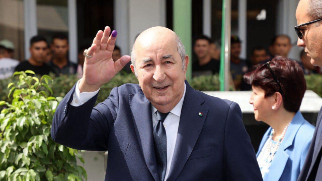 Une photo diffusée par la page Facebook de la présidence algérienne montre le président algérien sortant Abdelmadjid Tebboune quittant un bureau de vote après avoir voté à Alger le 7 septembre 2024. 