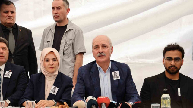 S'exprimant à la maison de condoléances d'Ayşenur Ezgi Eygi, assassinée par des soldats israéliens, à Didim, le président de la Grande Assemblée nationale turque Numan Kurtulmuş a déclaré : "Nous demanderons le sang de notre fille Ayşenur jusqu'à la fin." Le président de la Grande Assemblée Nationale de Türkiye, Numan Kurtulmuş, qui s'est rendu dans le district de Didim à Aydın pour la cérémonie funéraire d'Ayşenur Ezgi Eygi, tuée d'une balle dans la tête par des soldats israéliens alors qu'elle soutenait des Palestiniens, a fait des déclarations aux membres de la presse dans la tente de la maison des condoléances avec la ministre de la famille et des services sociaux Mahinur Özdemir Göktaş et le ministre de la justice Yılmaz Tunç.