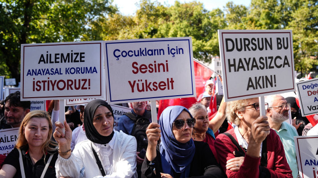 Des manifestants tiennent des pancartes lors d'un rassemblement anti-LGBTQ organisé par des organisations de la société civile à Istanbul le 15 septembre 2024. A l'appel de plus d'une centaine de groupes et associations, les manifestants se sont rassemblés pour demander l'interdiction des associations de défense des droits des membres de la communauté LGBT.