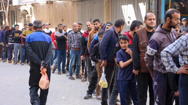 Des Palestiniens font la queue pour acheter du pain subventionné dans une boulangerie de la ville de Gaza, le 14 avril 2024, dans le cadre du conflit entre Israël et le groupe militant Hamas.