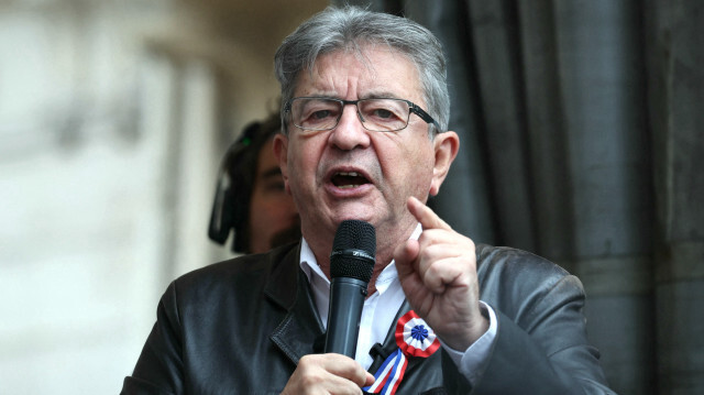 Le fondateur du parti de gauche La France Insoumise (LFI), Jean-Luc Mélenchon, prononce un discours lors d'un rassemblement place de la Bastille pour manifester contre le "coup de force" du président français deux mois après les élections législatives, à Paris le 7 septembre 2024.