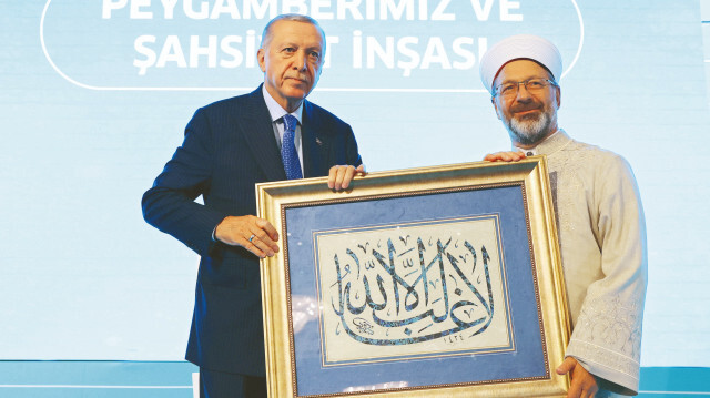 Programa ev sahipliği yapan Diyanet İşleri Başkanı Ali Erbaş, Cumhurbaşkanı Erdoğan'a hediye takdim etti.