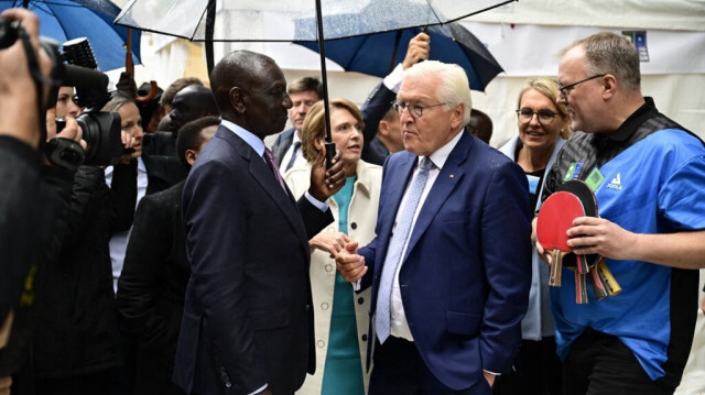 Le président allemand Frank-Walter Steinmeier, son épouse Elke Buedenbender, et le président du Kenya William Ruto avec son épouse Rachel Chebet Ruto visitent le stand de Ping Pong Parkinson lors de la fête des citoyens du président à Berlin, le 13 septembre 2024.