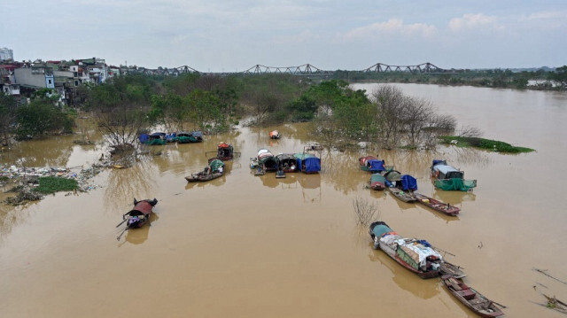 Des bateaux sont amarrés sur le fleuve Rouge alors que son niveau élevé baisse et que les eaux de crue se retirent, laissant derrière elles des débris et des déchets à Hanoï, le 13 septembre 2024.