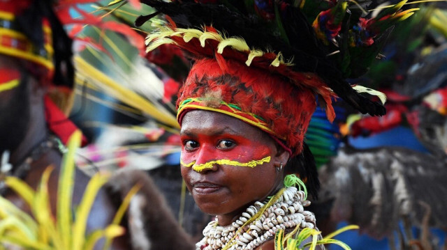 Un villageois papou vêtu d'un costume traditionnel de la Papouasie-Nouvelle-Guinée.
