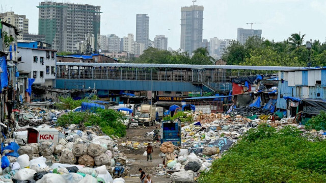 Des travailleurs trient les déchets plastiques dans une décharge à Mumbai, le 13 septembre 2024. 