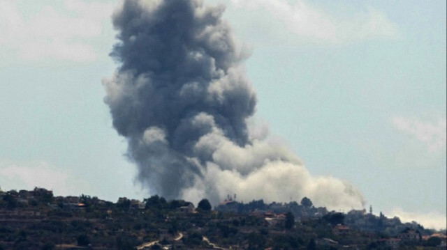 Des volutes de fumée s'élèvent du site d'une frappe aérienne israélienne qui a visé le village de Houla, dans le sud du Liban, le 16 septembre 2024.